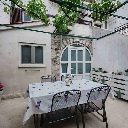 Tiramola Apartment *